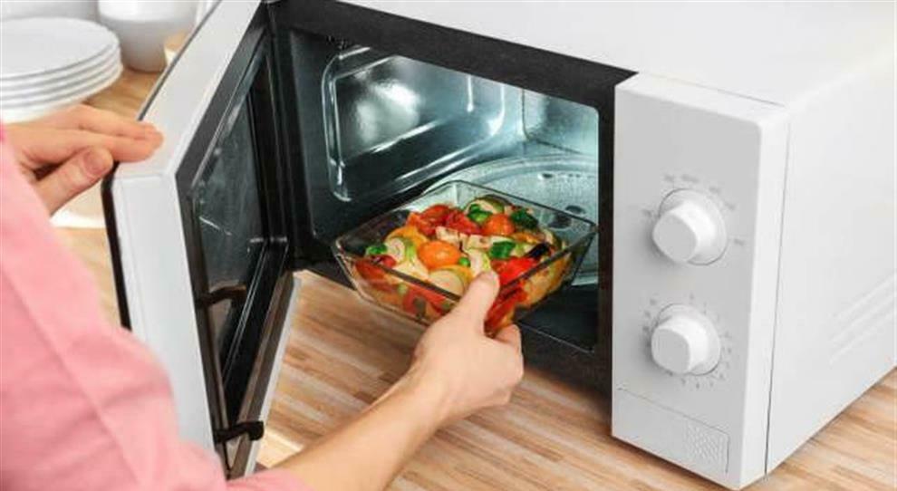 Come riscaldare bene il cibo in forno, ma è importante preriscaldarlo?  Scoprilo subito! 