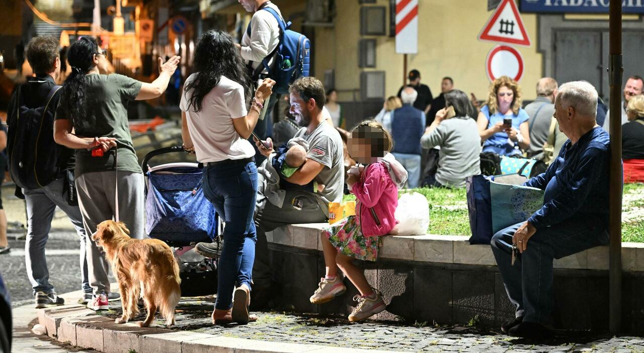 Terremoto Campi Flegrei, 150 scosse in 5 ore: paura anche a Napoli. Notte in strada a Pozzuoli, oggi scuole chiuse. «Ce ne saranno altre»