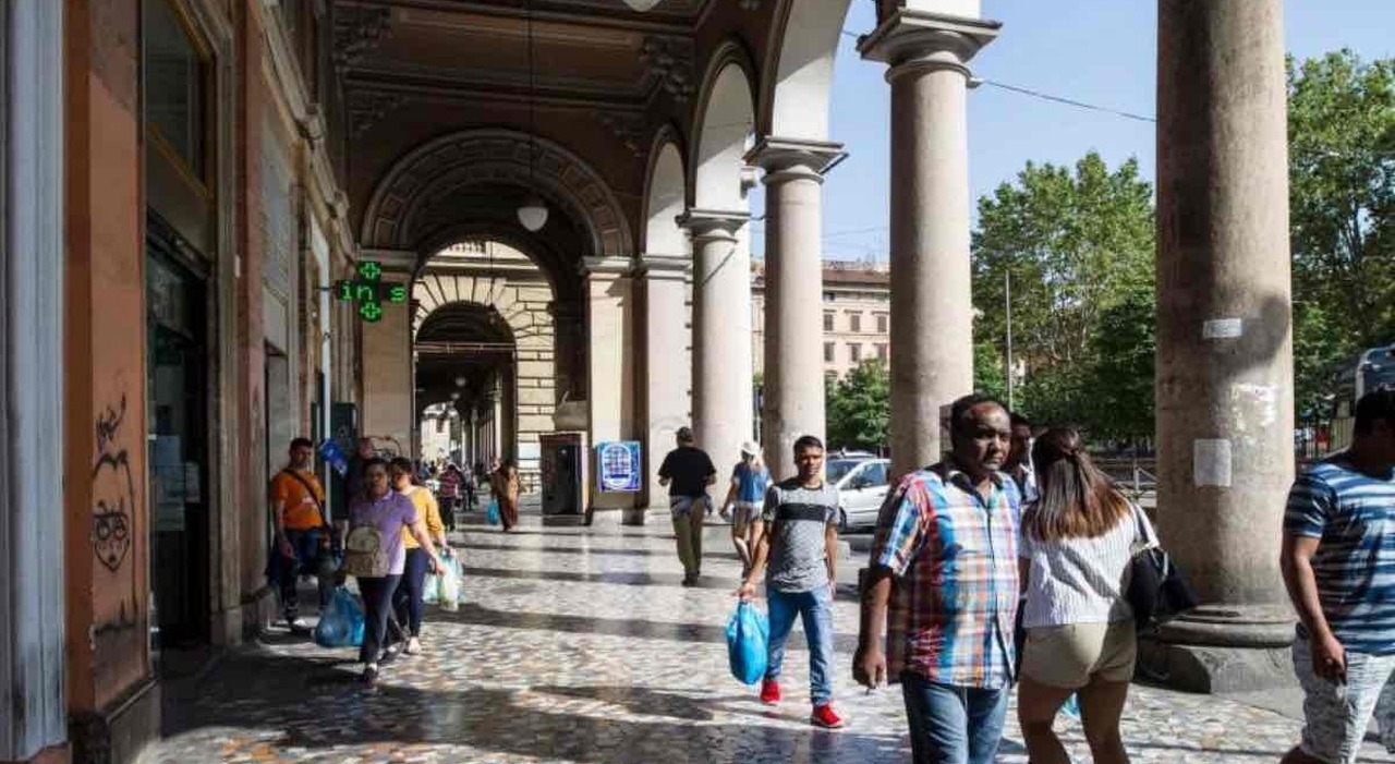 Tentativo di scippo a Piazza Vittorio a Roma: due borseggiatori aggrediscono una ragazza ma sono costretti a fuggire.