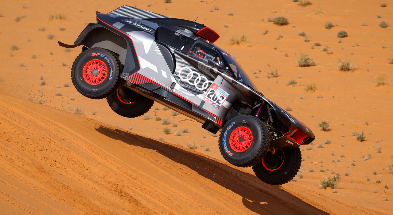 Carlos Sainz con l'Audi Q RS e-tron in volo alla Dakar