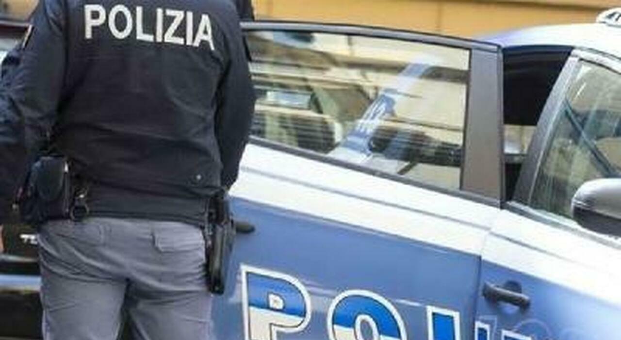 Appostamenti e gomme squarciate 19 volte, arrestato ad Ancona lo stalker con il binocolo: è un 52enne di Acqualagna