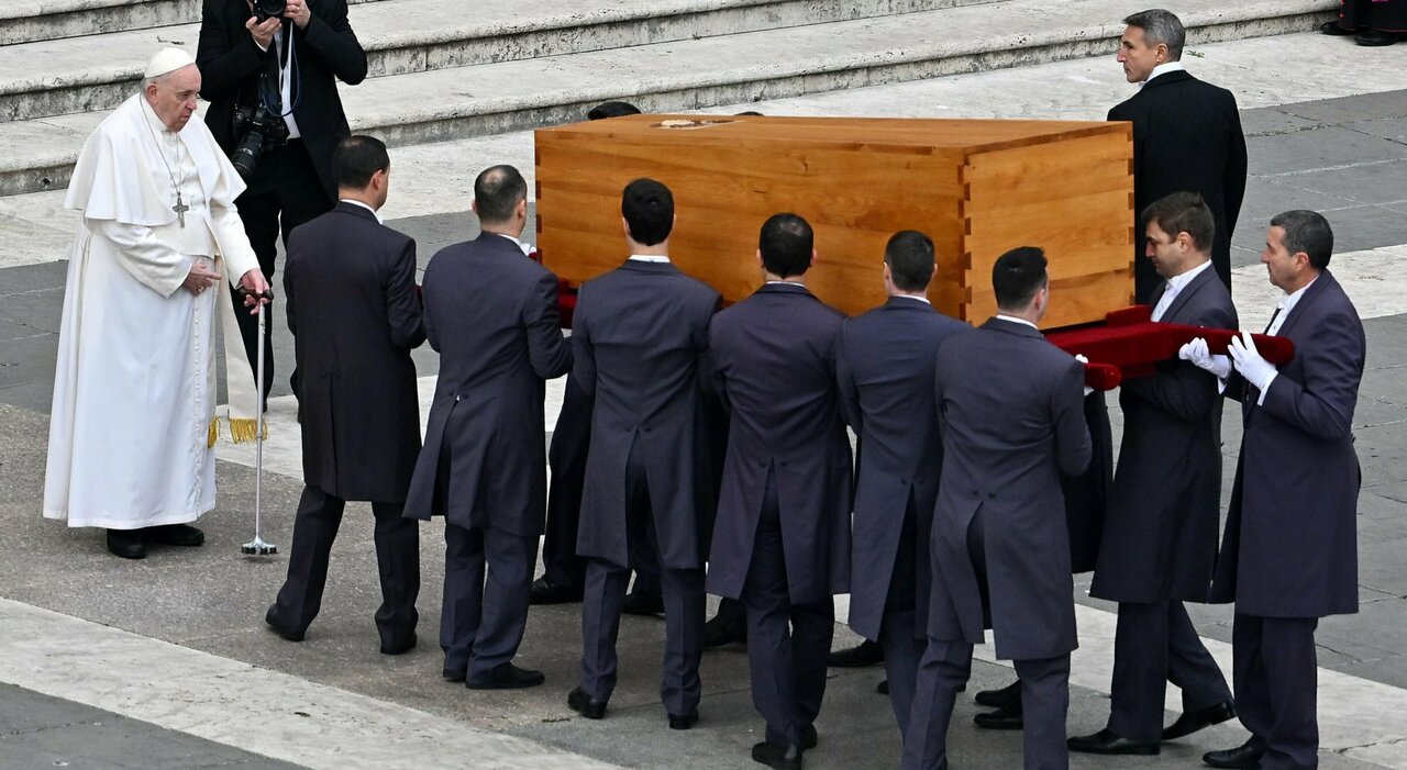Pape François réforme les funérailles pontificales: une mort digne pour tous