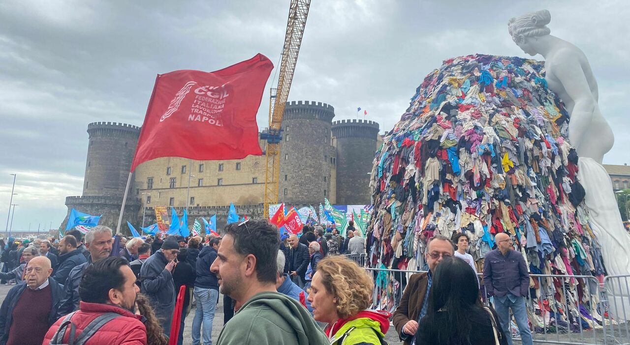 Primo maggio, sindacati in piazza a Napoli: «Serve Europa sociale»