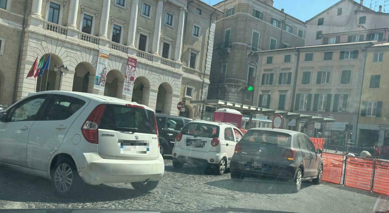 Piazza delle Muse, viaggia il restyling ma è delirio sosta: auto in doppia fila