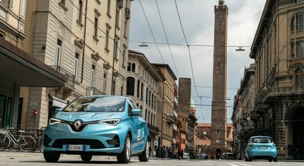Le Renault Zoe di Corrente sotto la Torre degli Asinelli a Bologna