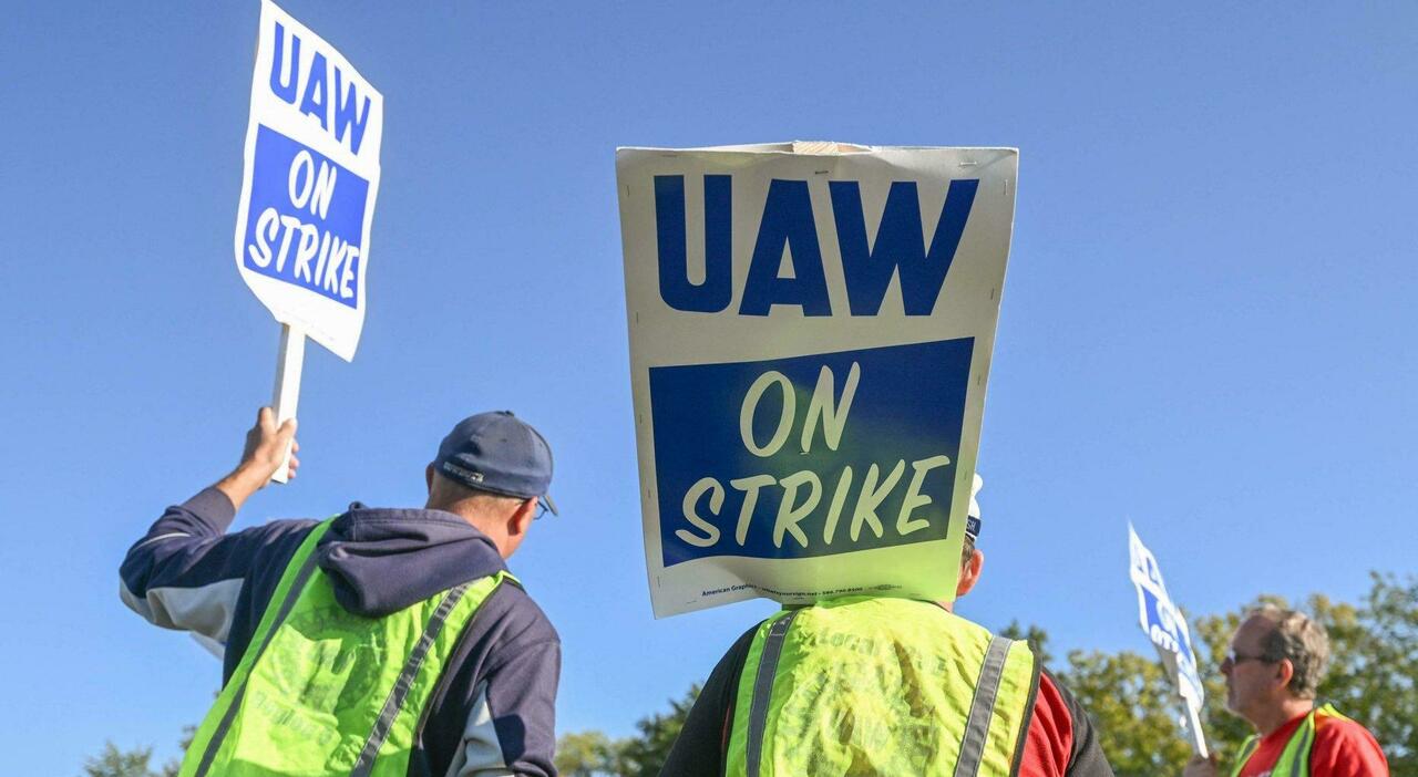 Operai aderenti al sindacato Uaw in sciopero