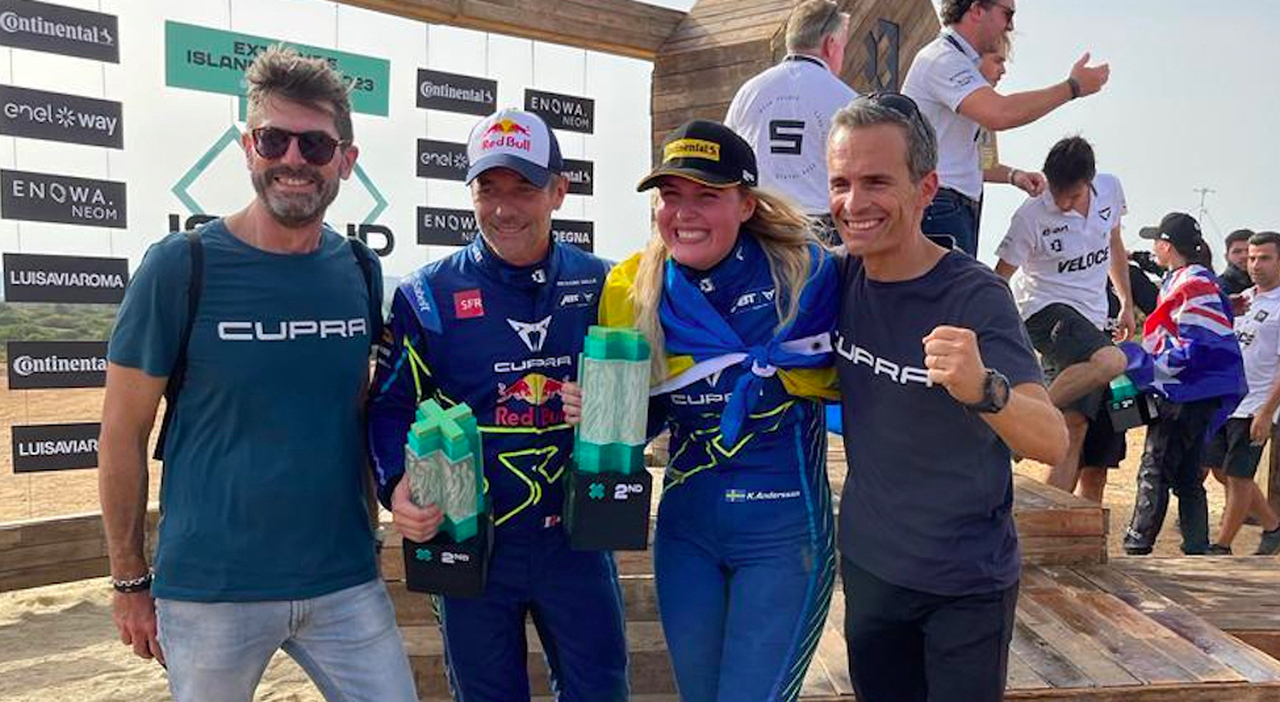 Abt Cupra sul podio in Sardegna: da sinistra Vianello, Loeb, Andersson e Serra