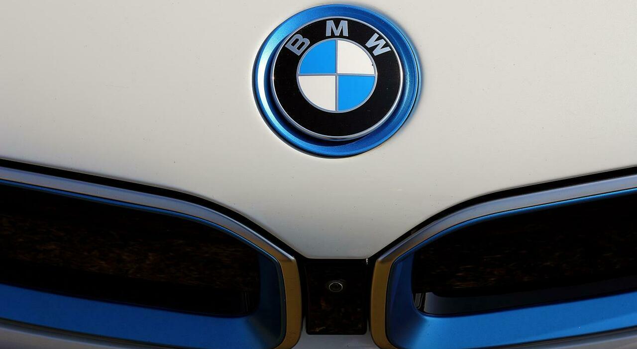 Il logo BMW su un modello elettrico