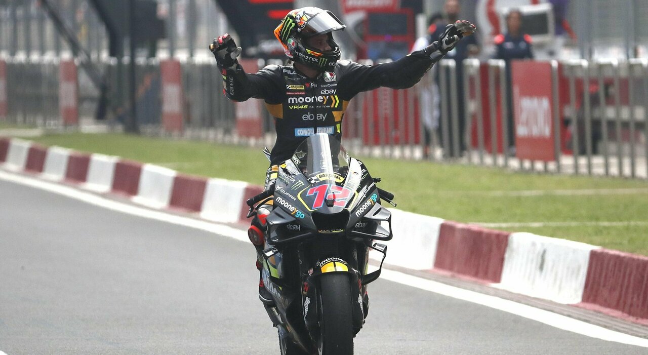La felicità di Marco Bezzecchi sulla Ducati del Mooney VR46 Racing Team che ha vinto in solitaria il primo Gran Premio d India della storia della classe MotoGp