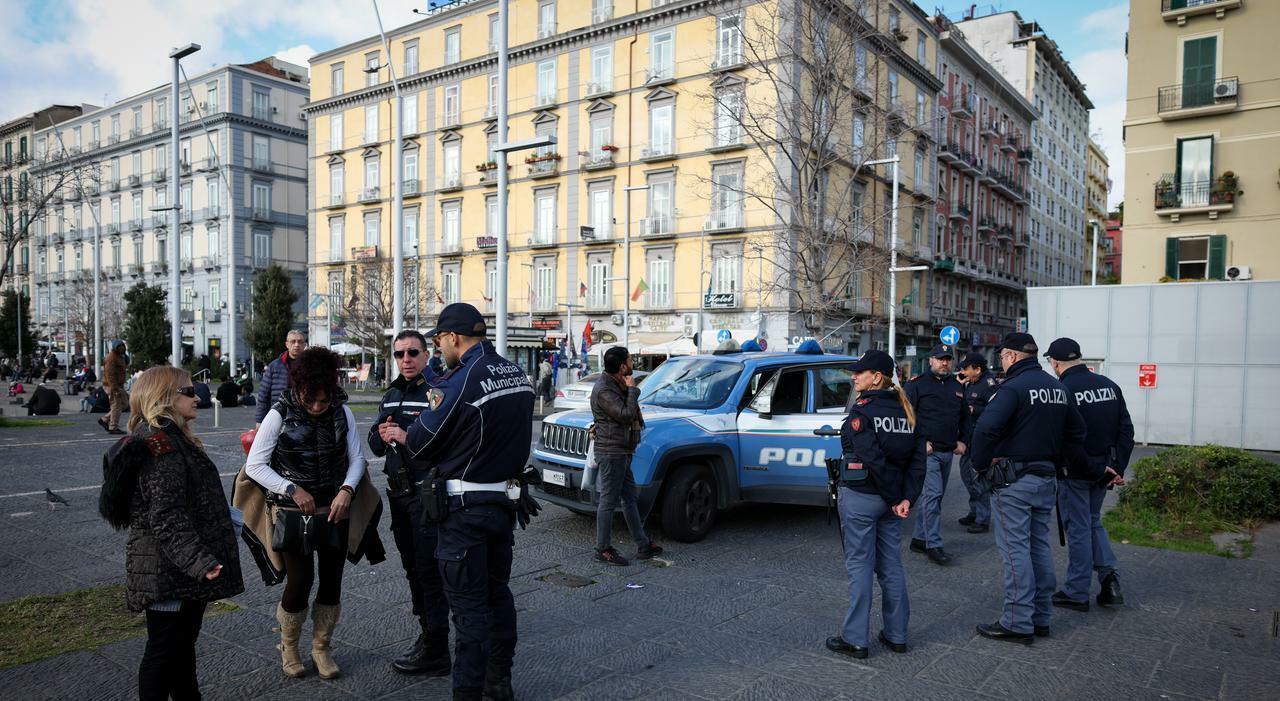 Napoli piazza Garibaldi, riparte ecco le pattuglie miste: «Allontanati i clochard»