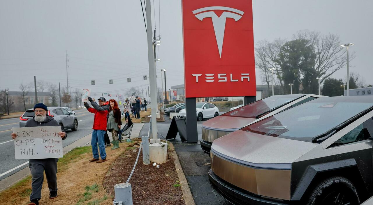 Proteste davandi a un dealer Tesla in Usa
