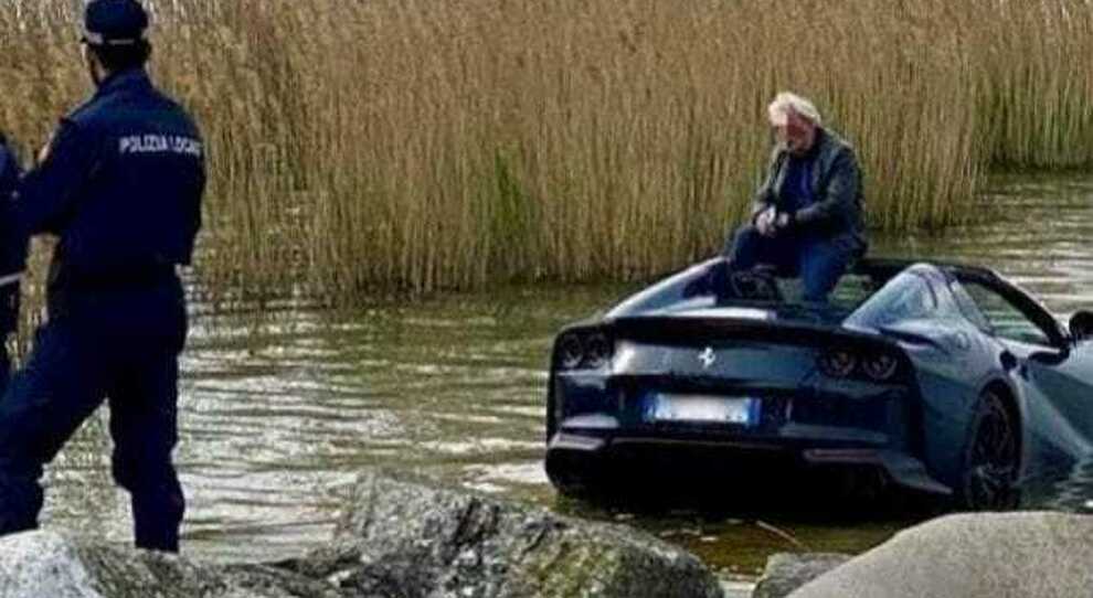 Il proprietario della Ferrari finita nel Lago di Garda perché ferma senza freno a mano e con il motore in folle