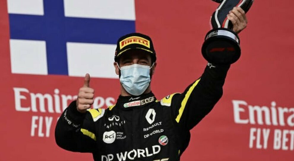 Daniel Ricciardo festeggia il terzo posto a Imola