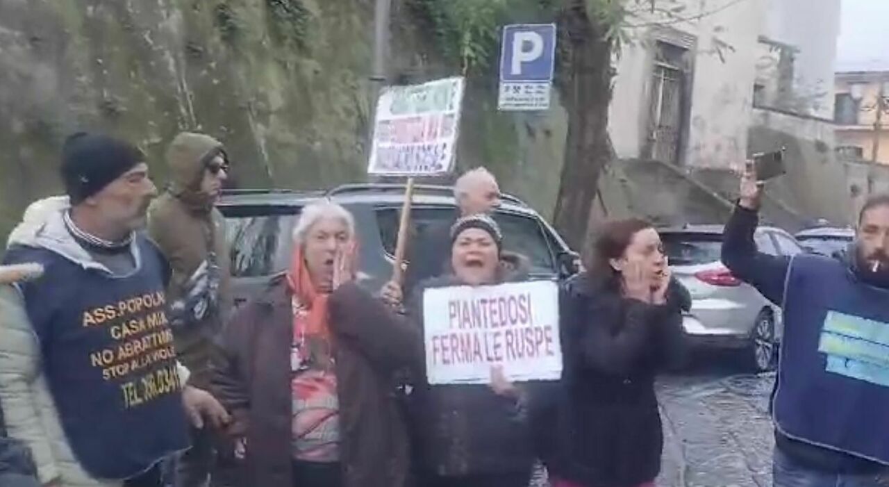 Caivano, protesta durante il vertice con Piantedosi: donna prova a forzare con l