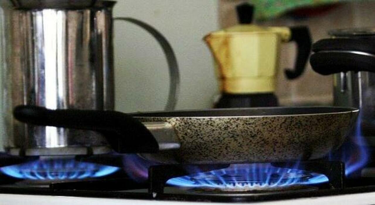 Stangata su luce e gas, nel 2025 bollette su del 10%: «Consumare di meno e limitare gli sprechi». Le riserve energetiche dell