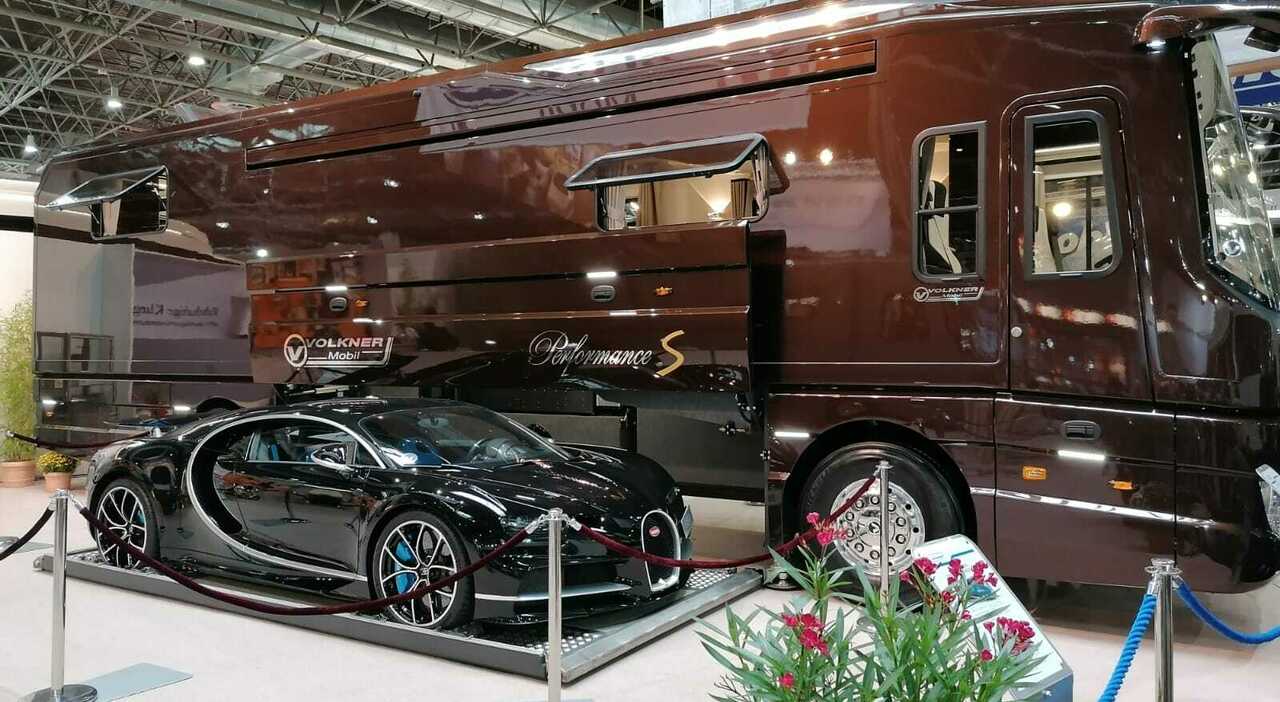 Il camper della Volkner Mobil che ha al suo interno lo spazio per il garage di una Bugatti
