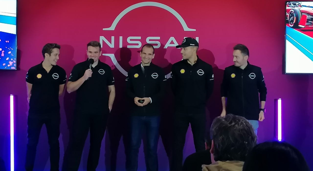 La presentazione della scuderia Nissan per la stagione 10 con gli italiani Tommaso Volpe (al centro) e Luca Ghiotto, il secondo da sinistra