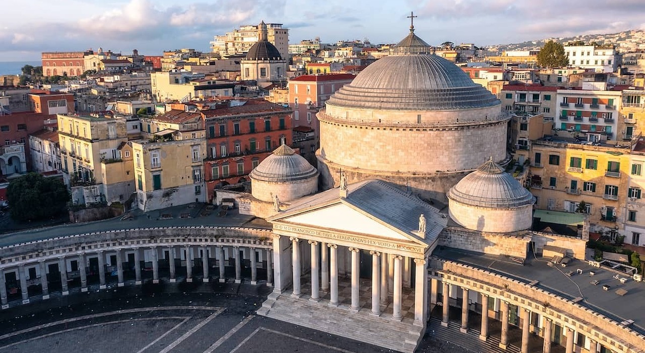 Napoli, stimati 18 milioni di turisti per il Giubileo: in città un possibile aumento della tassa di soggiorno