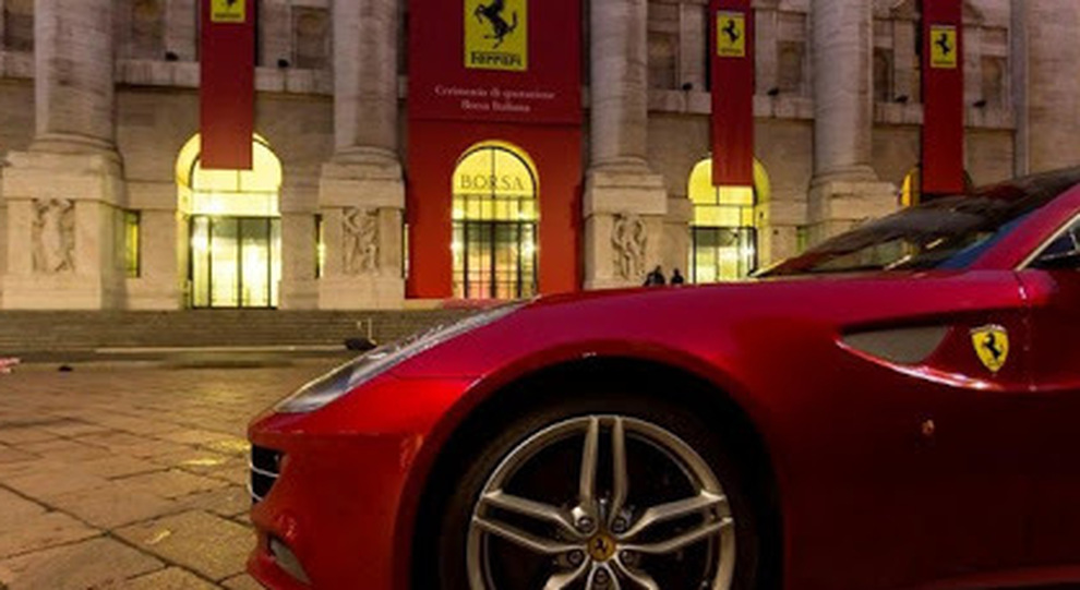 La Borsa di Milano con una Ferrari davanti
