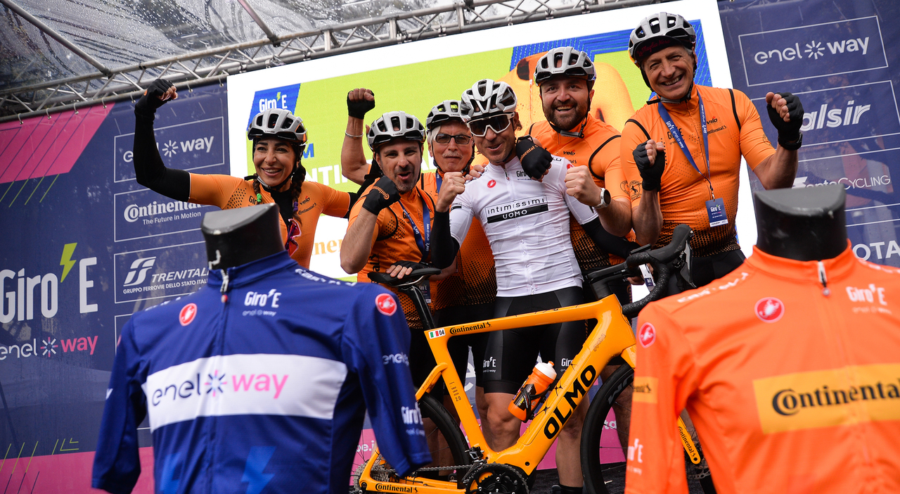 Damiano Cunego con i partecipanti al Giro-E di Continental