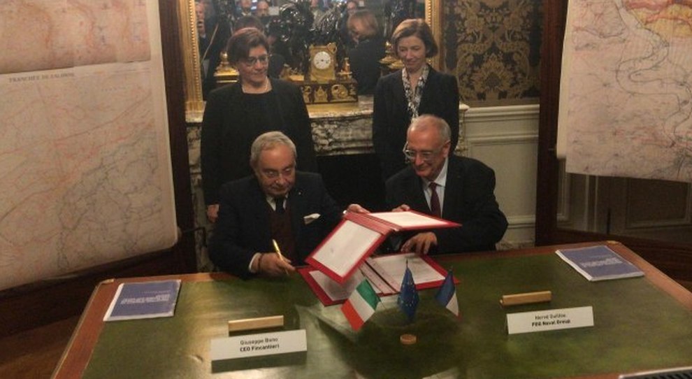 La firma dell'accordo tra Giuseppe Bono, ad di Fincantieri (a sinistra) e Hervé Guillou, numero uno di Naval Group