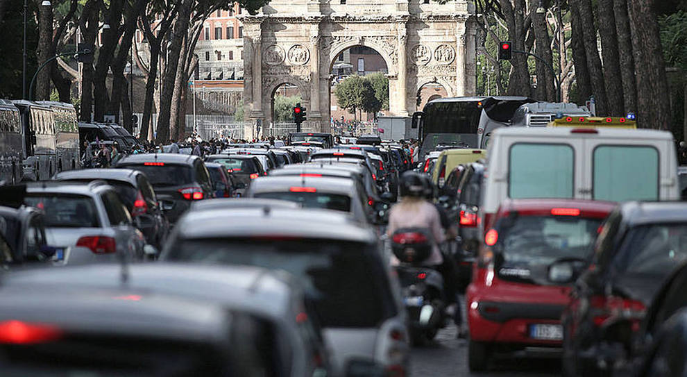 Rottamazione auto con “buono mobilità” da 1.500 euro per acquisto abbonamenti trasporti pubblici o car sharing