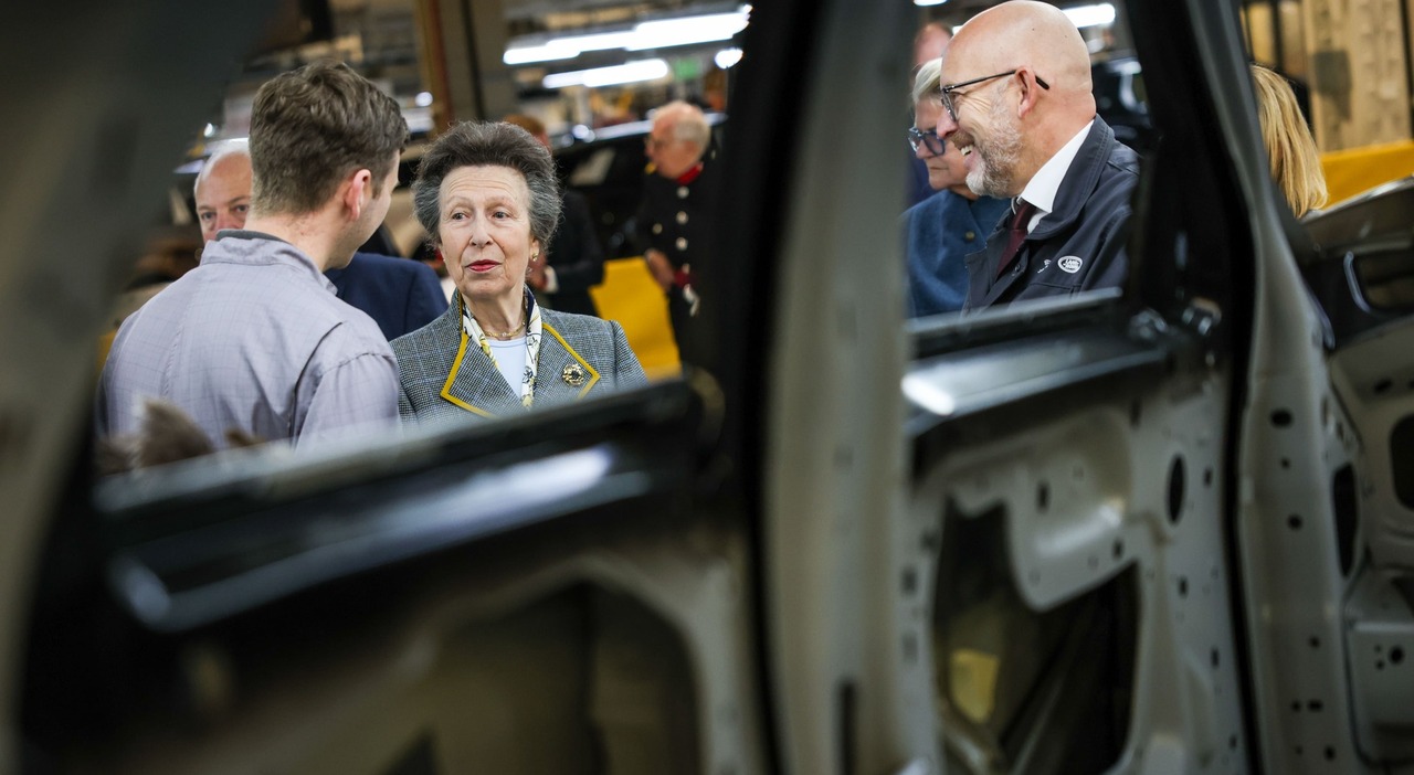 la principessa Anna ha visitato lo stabilimento JLR di Halewood nel Regno Unito