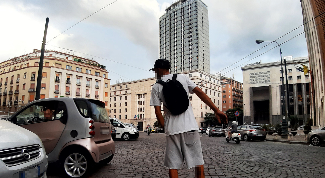 Parcheggiatori abusivi a Napoli: «Due denunce al giorno, sono al servizio del clan»