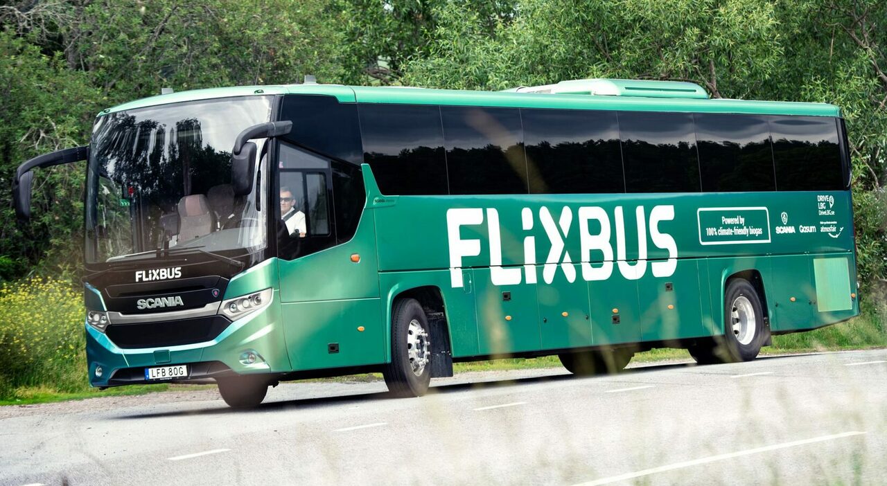Un autobus Scania di Flixbus alimentato a Bio-GNL (biogas naturale liquefatto)