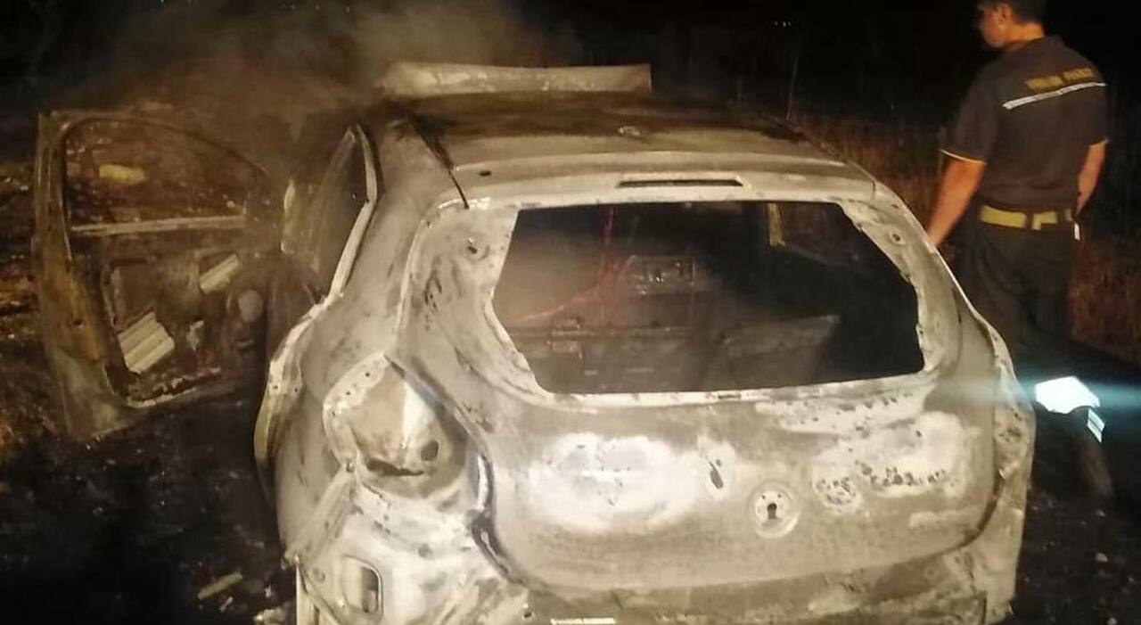 Auto in fiamme in campagna nel Salento. Le indagini: il veicolo era stato rubato