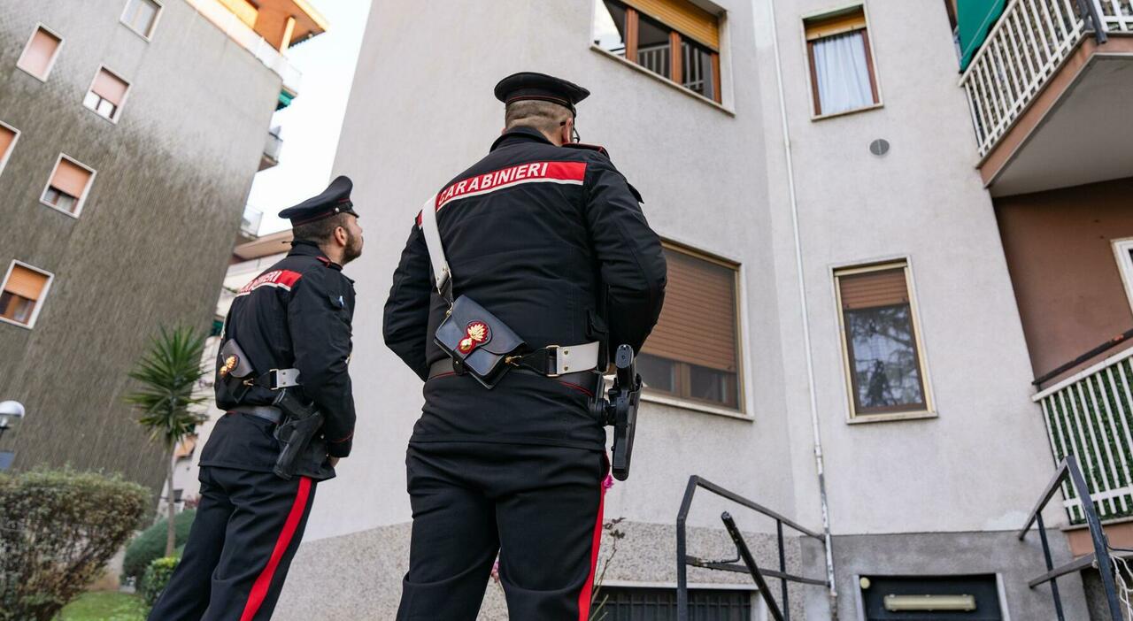 I carabinieri di Ostia chiamati telefonicamente.