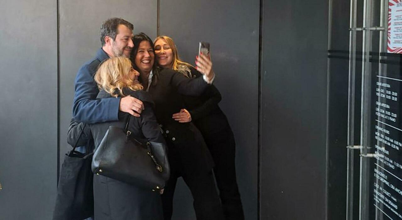 Salvini aspetta la sentenza Open Arms, il pranzo con la fidanzata Francesca Verdini, la passeggiata e i selfie con le commesse