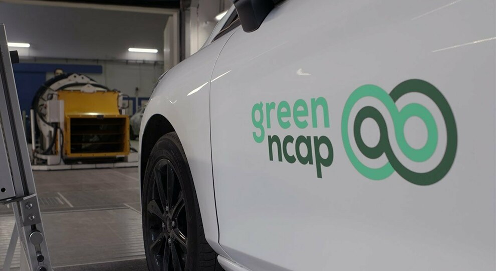 Un modello mentre viene testato nella quarta serie di test Green NCAP (consorzio, voluto da FIA ed Euro NCAP per promuovere auto meno inquinanti)
