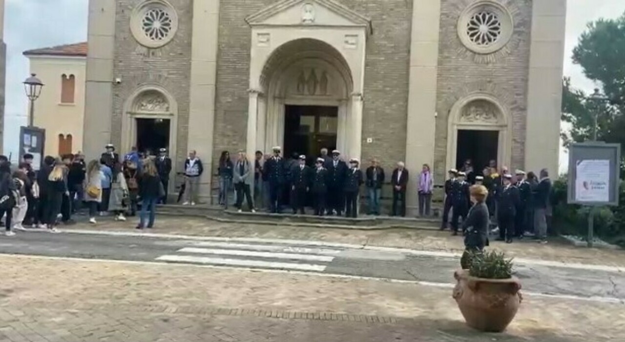 Suicida a 15 anni, a Senigallia i funerali di Leonardo: «La vita è fragile, maneggiamola con cura»