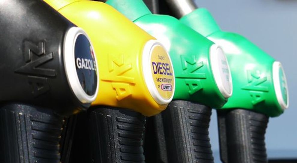 Pesante calo della spesa per benzina e diesel nel I semestre