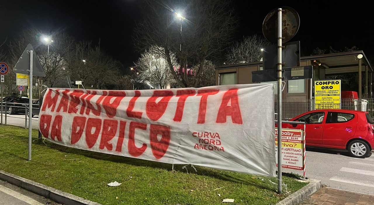 Esce dal garage con la bici e si schianta, Marino tifoso dell?Ancona operato d?urgenza. Striscione degli ultras: «Lotta da dorico»