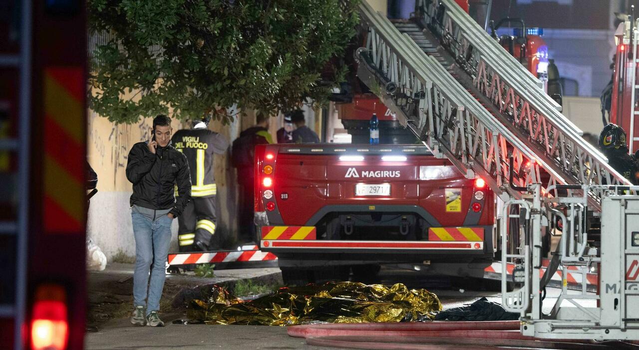 Incendio in un negozio di Milano, morti tre giovani di 24, 19 e 17 anni. Si indaga sulla pista dolosa: «Avevano ricevuto minacce»