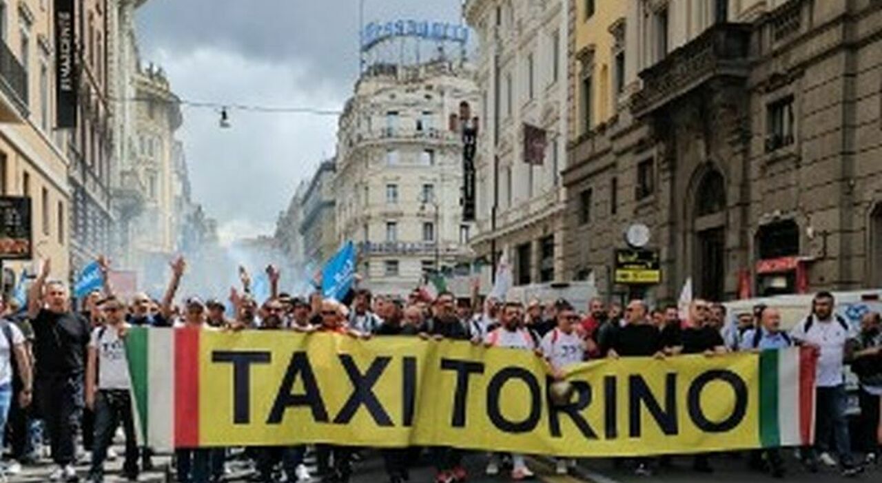 Taxi Drivers Protest in Rome: Flares, Chants, and Banners