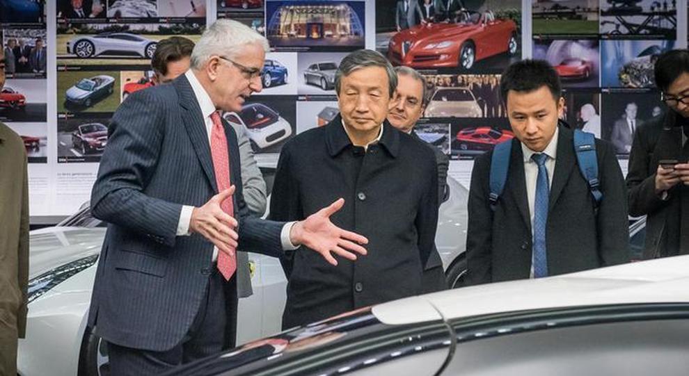 Il vice Primo Ministro della Cina Ma Kai al quartier generale di Pininfarina a Cambiano (Torino) mentre parla con l'ad Silvio Pietro Angori