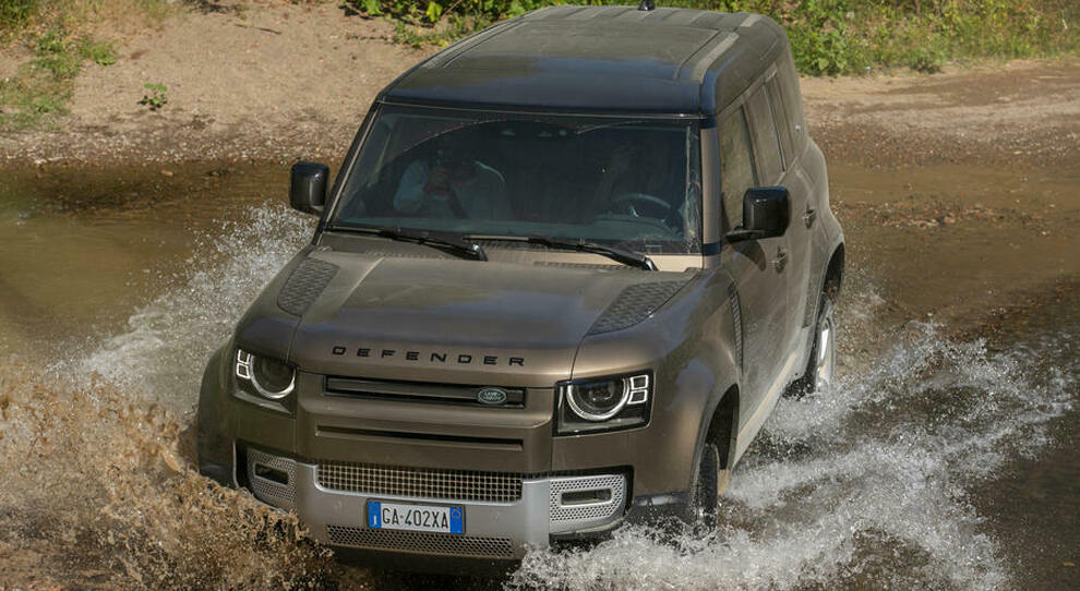 La nuova Land Rover Defender durante un difficile passaggio in acqua
