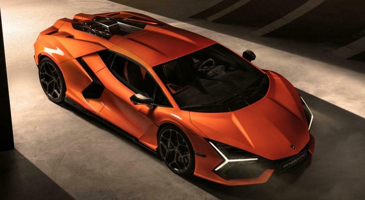 La nuova Lamborghini Revuelto è l'anello di congiunzione tra la tradizione e il futuro sposando il V12 6.5 a tre motori elettrici per una potenza massima di 1.015 cv, prestazioni straordinarie e un'efficienza migliorata del 35%.