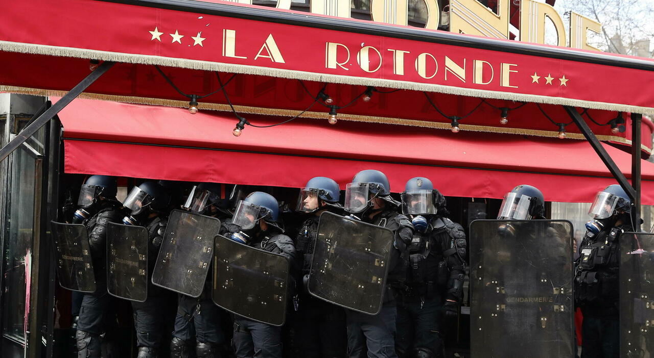 Proteste a Parigi incendiato il ristorante preferito di Macron foto Immagine