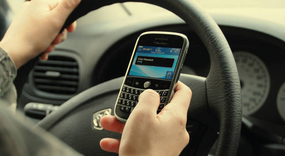 Guidare usando il telefono cellulare è molto pericoloso