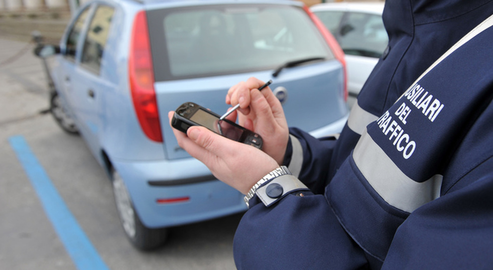 Stretta su ausiliari del traffico: multe solo su strisce blu. La Camera inizia esame modifica Codice della Strada