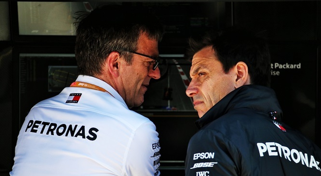 James Allison (a sinistra) con il team principal della Mercedes F1 Toto Wolff