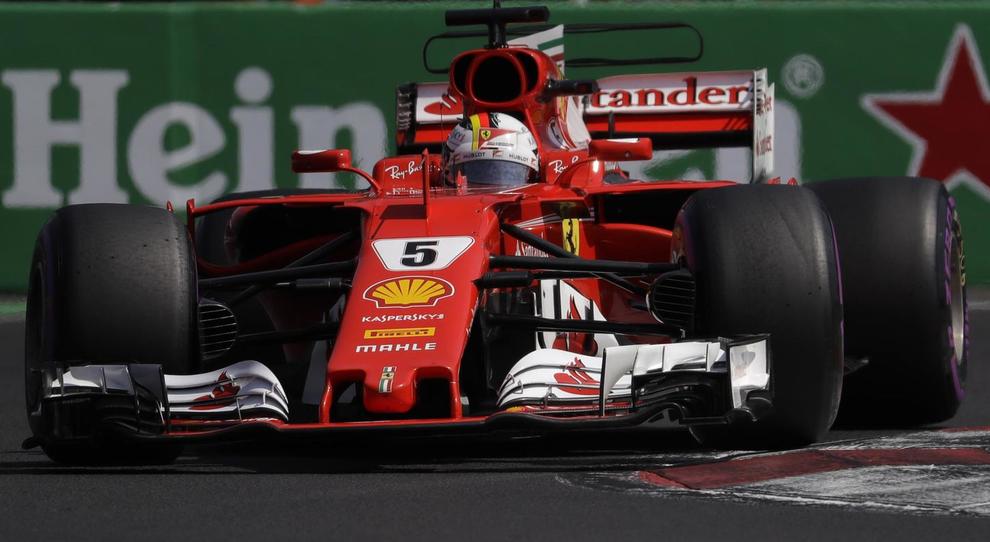 Sebastian Vettel con la sua Ferrari centra la pole in Messico