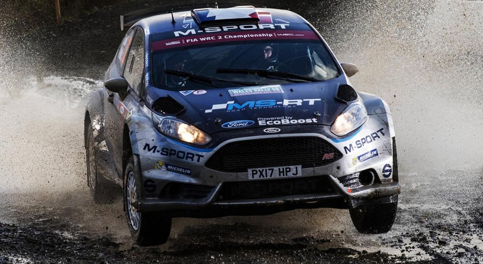 Una delle Ford Fiesta WRC che stanno dominando il Rally di GB