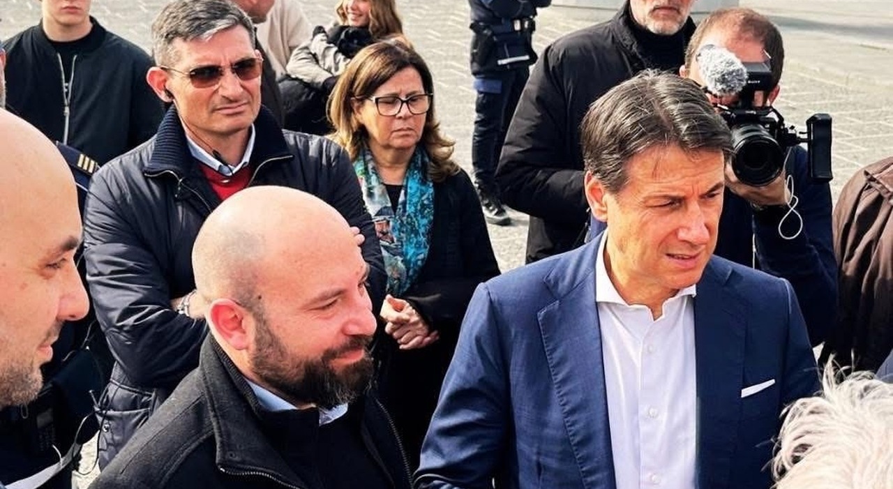 Terremoto Campi Flegrei, la visita di Conte a Pozzuoli: «Il governo deve investire»