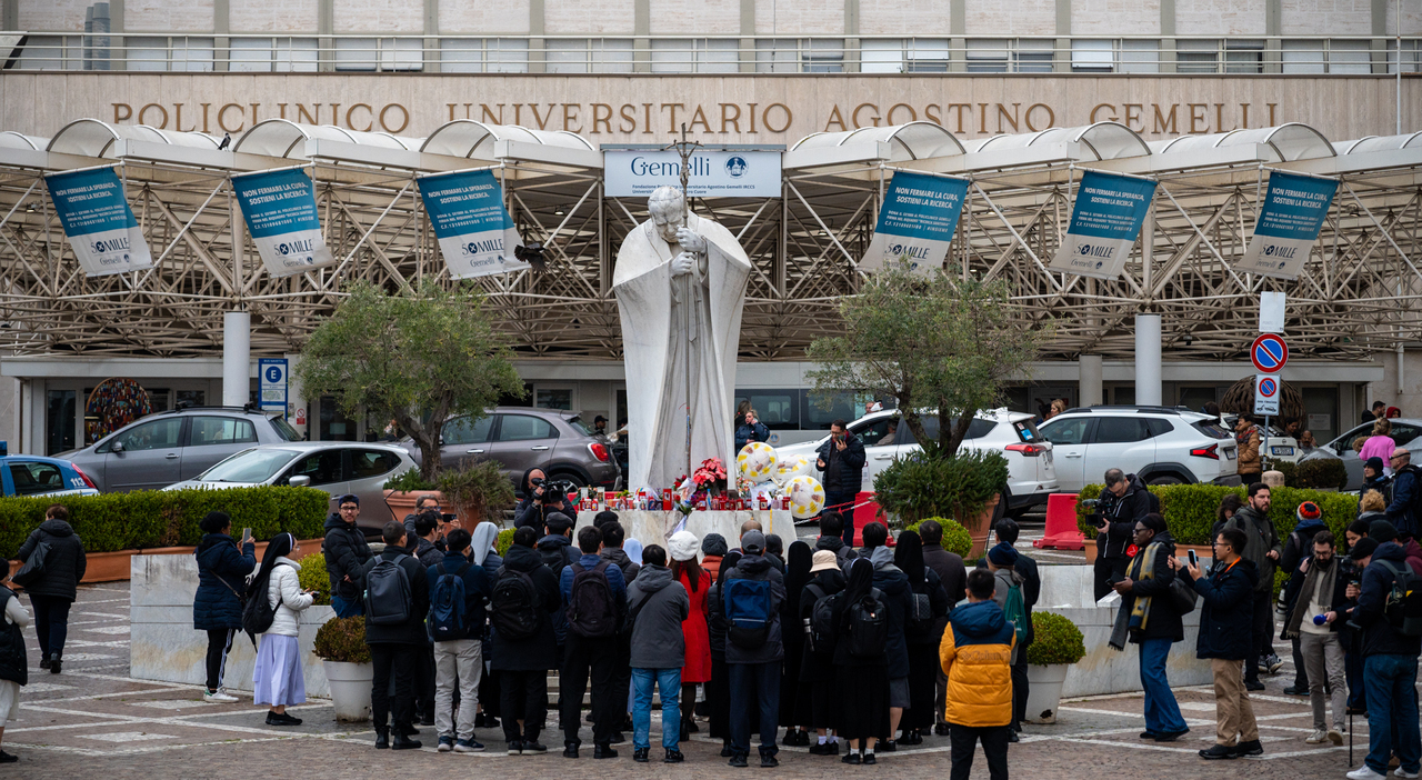 Papa Francesco e la tac ai polmoni: la nuova terapia funziona? Il radiologo: «Esito dell