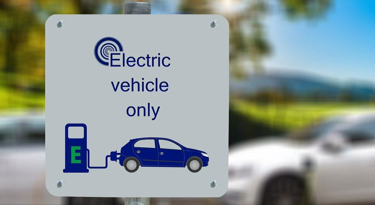 Un cartello per il parcheggio di veicoli elettrici